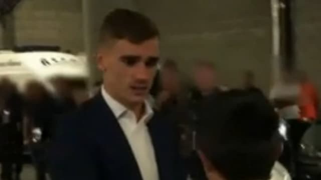 Antoine Griezmann donne le ballon de France-Irlande à Hugo.