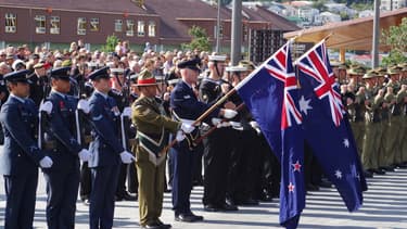 Les drapeaux néo-zélandais et australiens.