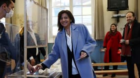 La candidate PS Anne Hidalgo dépose son bulletin dans l'urne  dans un bureau de vote à Paris, le 10 avril  2022 