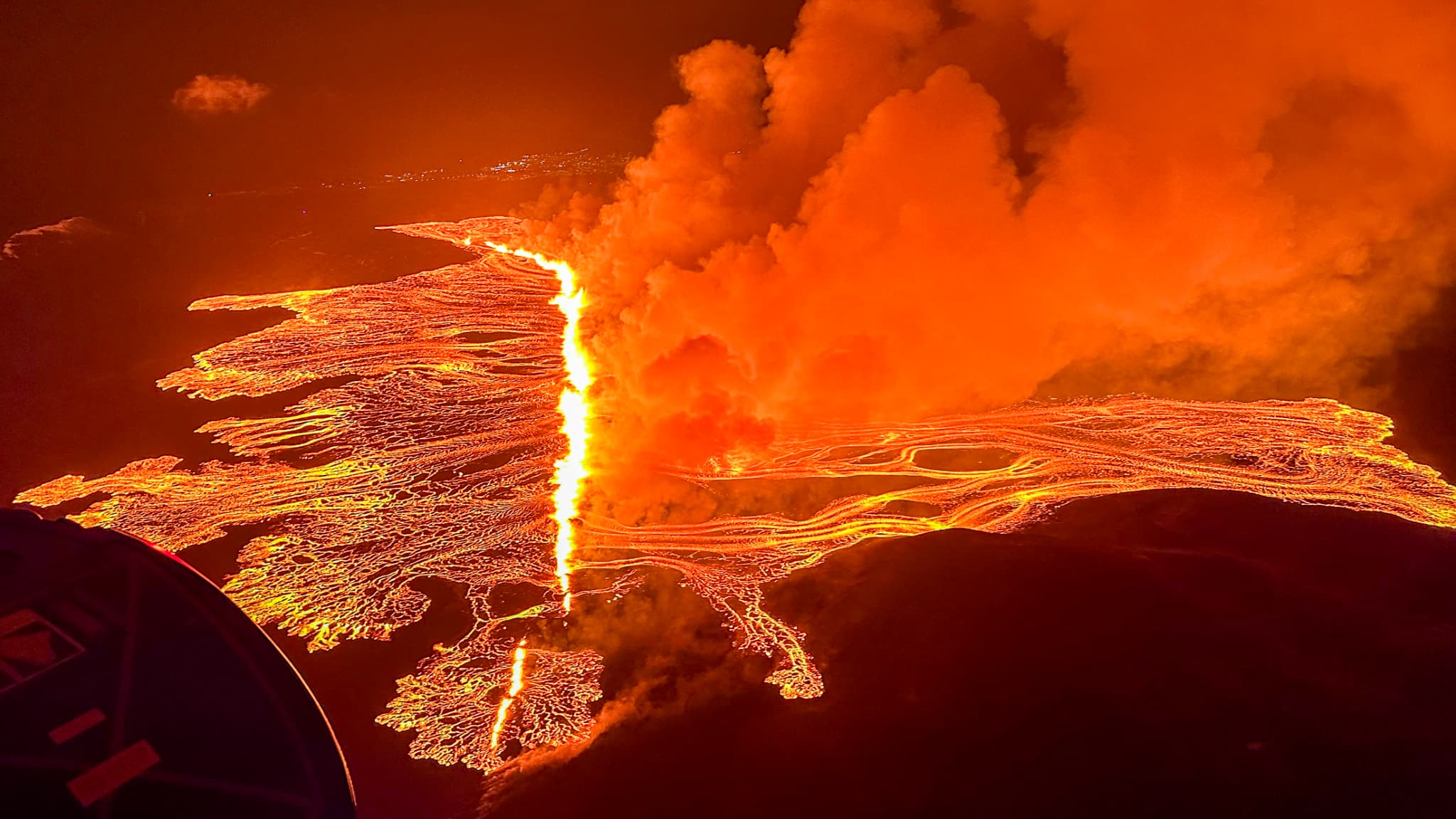Des volutes de fumée et de la lave lors d'une nouvelle éruption volcanique à la périphérie de la ville évacuée de Grindavik, dans l'ouest de l'Islande, le 16 mars 2024. Des volutes de fumée et de la lave lors d'une nouvelle éruption volcanique à la périphérie de la ville évacuée de Grindavik, dans l'ouest de l'Islande, le 16 mars 2024.