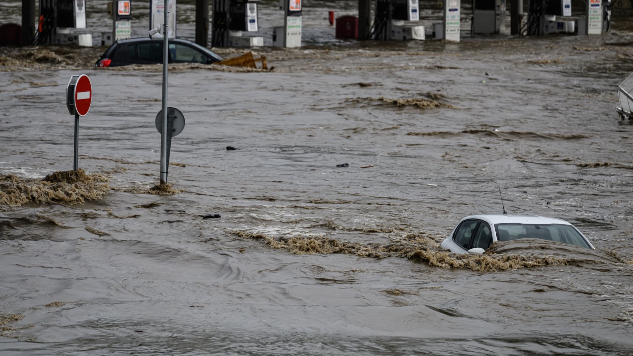Une voiture submergée par les inondations à Givors le 17 octobre 2024 Une voiture submergée par les inondations à Givors le 17 octobre 2024