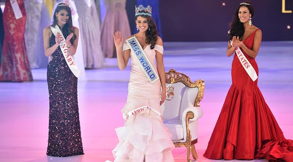 Miss Afrique du Sud devenue Miss Monde entourée de ses dauphines. 