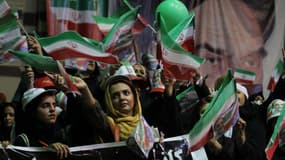 Des supporters du candidat Ali-Akbar Velayati, très proche du Guide suprême, le 12 juin, à Téhéran.