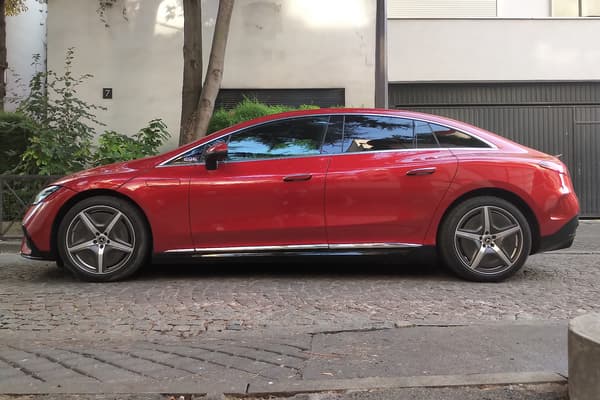 Se classant parmi les grandes routières, l'EQE reprend des lignes bien connues chez Mercedes. Lignes qui ressortent en particulier de profil. Se classant parmi les grandes routières, l'EQE reprend des lignes bien connues chez Mercedes. Lignes qui ressortent en particulier de profil.