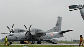 Un avion de transport Antonov An-32 de l'armée de l'air indienne est photographié alors que la pluie tombe sur une base aérienne à Srinagar, en Inde, le 6 septembre 2014.