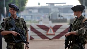 Des soldats français de l'opération Boali devant un checkpoint près de l'aéroport de Bangui, le 10 octobre 2013.