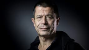 L'écrivain Emmanuel Carrère, le 17 février 2016 à Paris