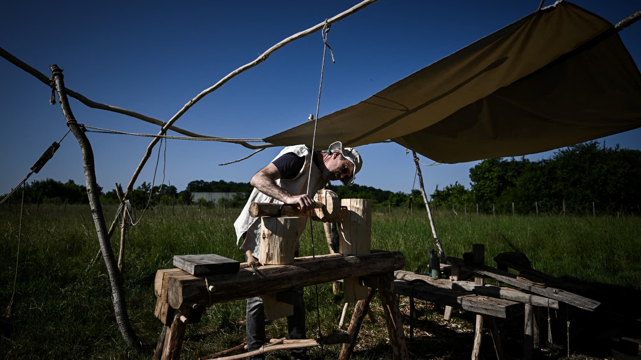 Des participants utilisent un tour à bois médiéval sur la construction d'une cathédrale gothique le 16 mai 2025 à La Lande-de-Fronsac. Des participants utilisent un tour à bois médiéval sur la construction d'une cathédrale gothique le 16 mai 2025 à La Lande-de-Fronsac.