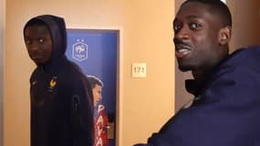 Ousmane Dembélé s'amuse de voir Randal Kolo Muani roder devant sa chambre au camp de base des Bleus à Bad Lippspringe, le 12 juin 2024