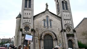 Une femme tient une pancarte sur laquelle on peut lire "Pétain = antisémitisme, honte !"