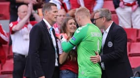 Sabrina Kvist Jensen en pleurs sur le terrain