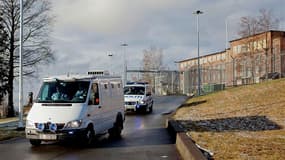Le fourgon transportant Anders Behring Breivik quitte la prison d'Ila, à Baerum, pour le rejoindre le le tribunal d'Oslo. Le procès d'Anders Behring Breivik, l'auteur de l'attentat d'Oslo et du massacre de l'île d'Utoya, s'ouvre lundi à Oslo, ravivant le