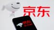 Le logo de JD.com apparaît sur un téléphone portable, la marque de l'entreprise étant visible en arrière-plan, sur cette photo prise à Bruxelles, en Belgique, le 20 novembre 2025.