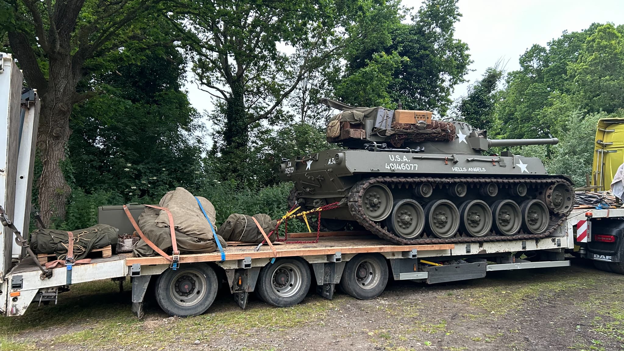 Une importante logistique est nécessaire pour Ludivine et Ronan Martin, afin d'amener les véhicules vestiges de la Seconde Guerre Mondiale sur les lieux des commémorations Une importante logistique est nécessaire pour Ludivine et Ronan Martin, afin d'amener les véhicules vestiges de la Seconde Guerre Mondiale sur les lieux des commémorations