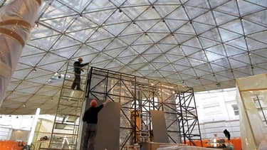 Construction de la nouvelle verrière de la cour Visconti du musée de Louvre, qui accueillera prochainement un département entièrement consacré aux arts de l'Islam. /Photo prise le 4 janvier 2012/REUTERS/Charles Platiau