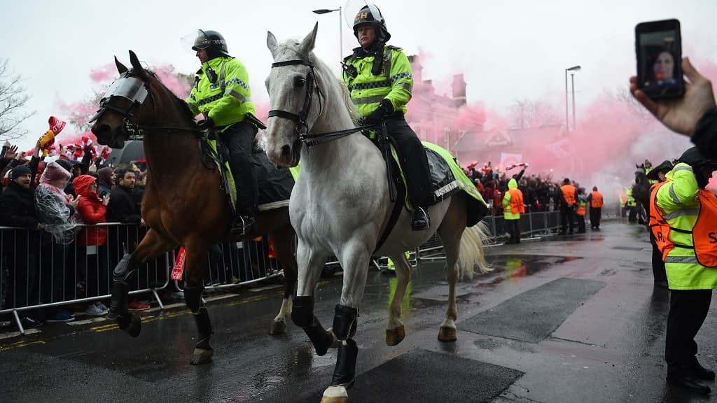 Le bus de Liverpool escorté par la police Le bus de Liverpool escorté par la police