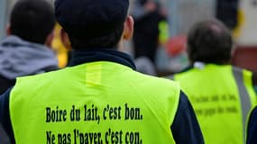 Un homme porte un gilet jaune floqué du slogan "Boire du lait, c'est bon, ne pas le payer, c'est con" lors d'une manifestation d'agriculteurs à Rennes, en Bretagne, le 25 janvier 2024. (Illustration)