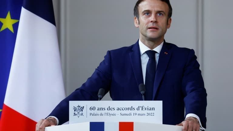 Emmanuel Macron prononce un discours à l'occasion des 60 ans des accords d'Evian, mettant fin à la guerre d'Algérie, le 19 mars 2022, au palais de l'Elysée, à Paris