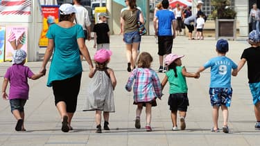 Un moniteur de camp d'été avec des enfants à Malo-les-Bains, dans le Nord, en juillet 2013 (photo d'illustration)