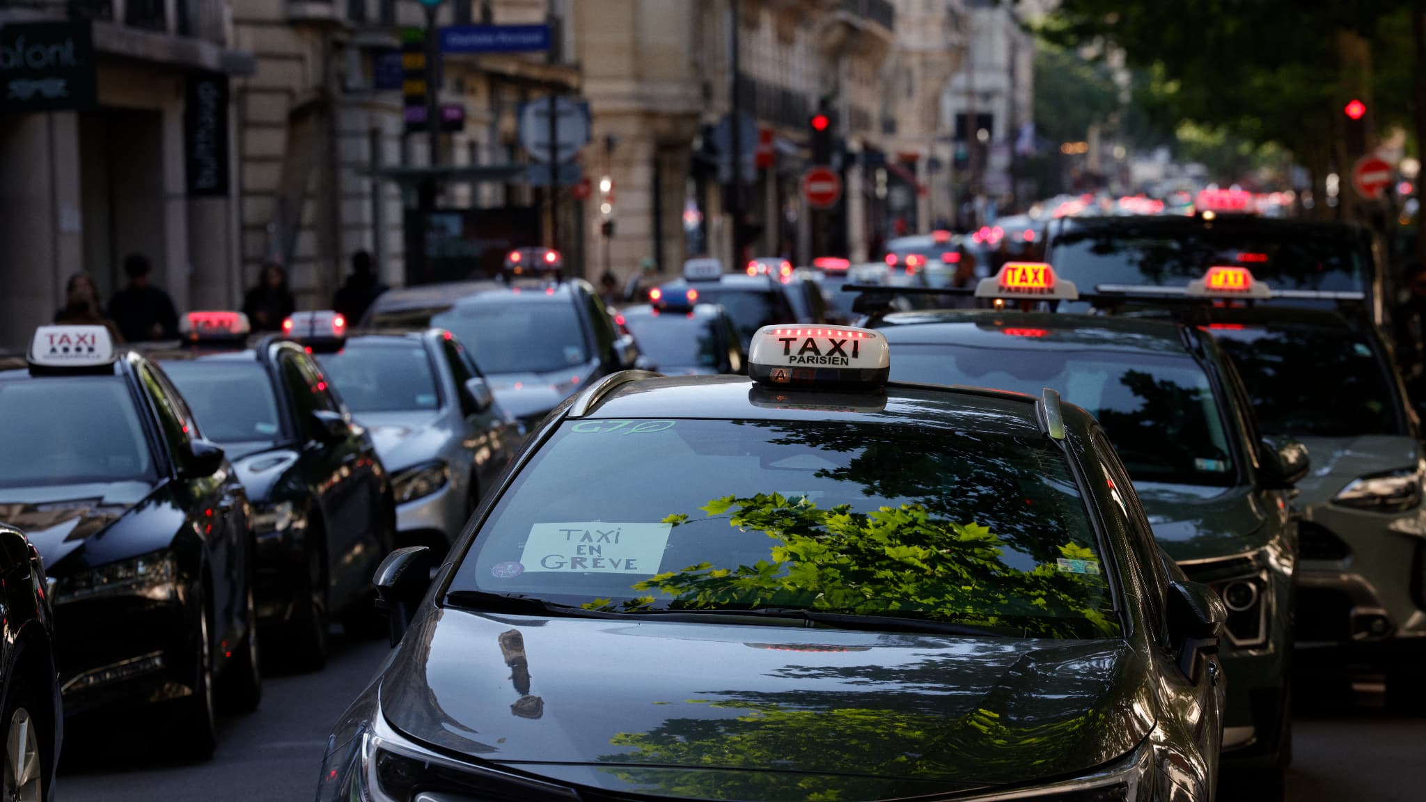 "PAS D'ABANDON DU MOUVEMENT": LES TAXIS REPORTENT LEUR MOBILISATION TANT QUE LE GOUVERNEMENT EST EN SURSIS