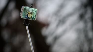 Deux personnes prennent un selfie avec un "selfiestick" (illustration)