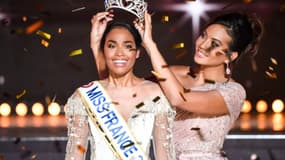 Couronnement de Miss France 2020, Miss Guadeloupe Clemence Botino, par Miss France 2019, Vaimalama Chaves.