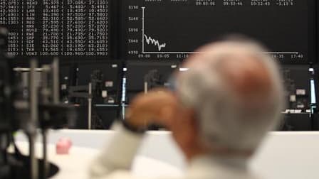 Trader à la Bourse de Francfort. Les Bourses européennes ont terminé lundi en forte baisse sur les craintes d'un défaut de la Grèce et d'une contagion de la crise à l'Italie, la Bourse de Paris ayant sous-performé sous l'effet de la chute de ses valeurs b