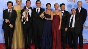 L'équipe de "The Artist" pose avec le Golden Globe du meilleur film de comédie. Le long-métrage muet de Michel Hazanavicius a été sélectionné parmi les neufs oeuvres en lice pour l'Oscar du meilleur film. L'acteur principal, Jean Dujardin (troisième à gau