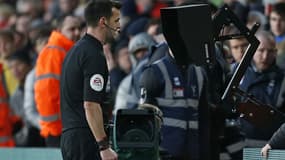 Un arbitre utilisant le VAR en Premier League.