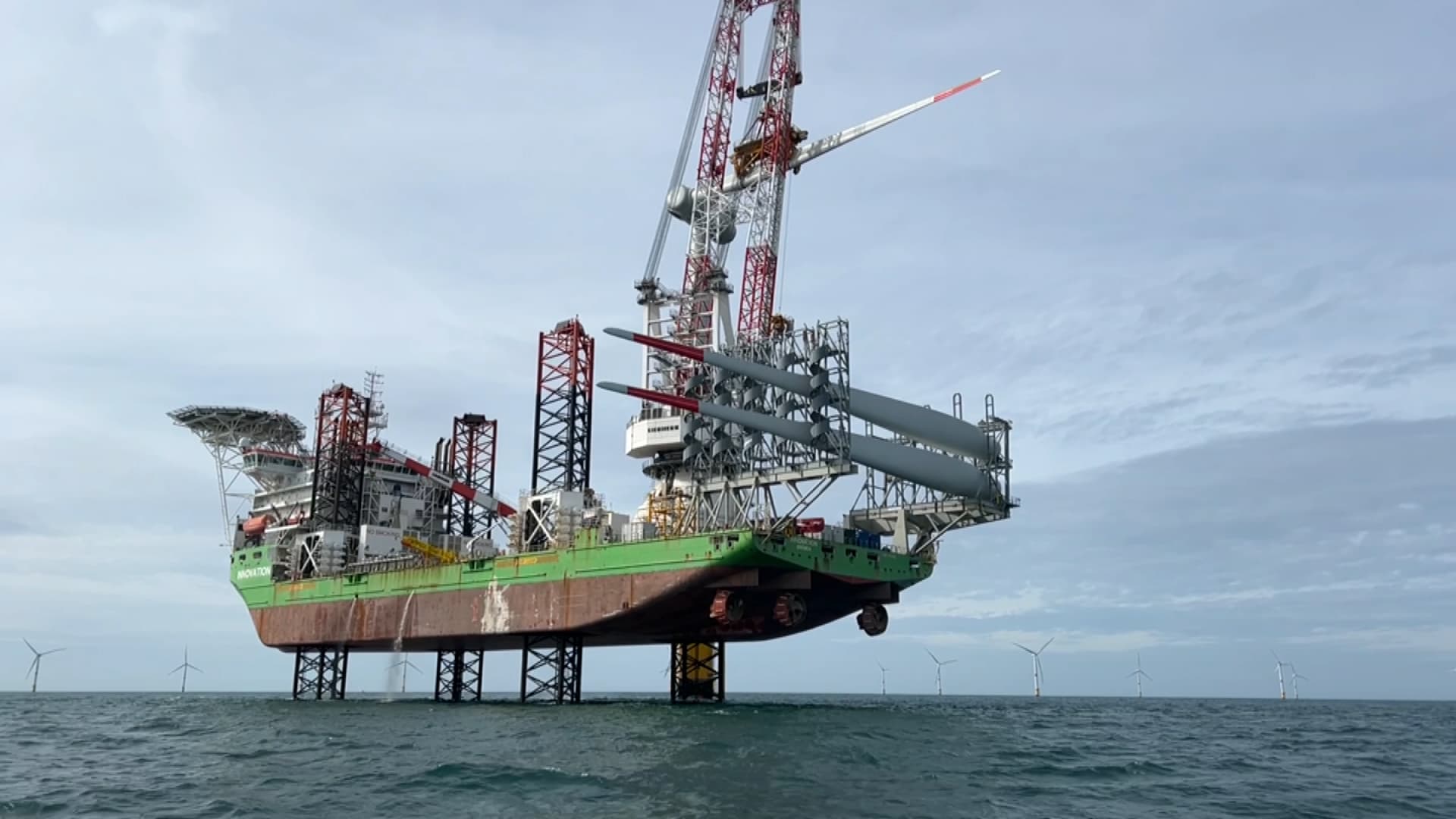 La dernière éolienne du parc offshore de Fécamp en cours d'assemblage lundi 25 mars 2024. La dernière éolienne du parc offshore de Fécamp en cours d'assemblage lundi 25 mars 2024.