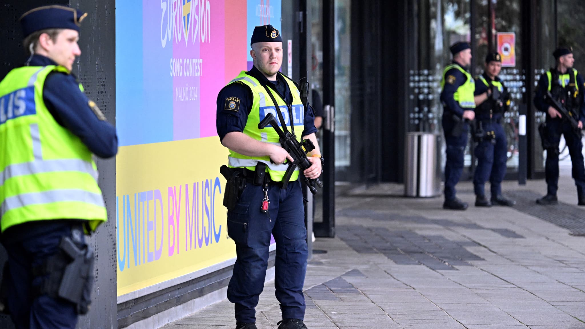 Des policiers à l'extérieur de la salle où les artistes de l'Eurovision poseront sur le tapis turquoise avant la cérémonie d'ouverture de la 68e édition de l'Eurovision, à Malmö, en Suède, le 5 mai 2024. Des policiers à l'extérieur de la salle où les artistes de l'Eurovision poseront sur le tapis turquoise avant la cérémonie d'ouverture de la 68e édition de l'Eurovision, à Malmö, en Suède, le 5 mai 2024.