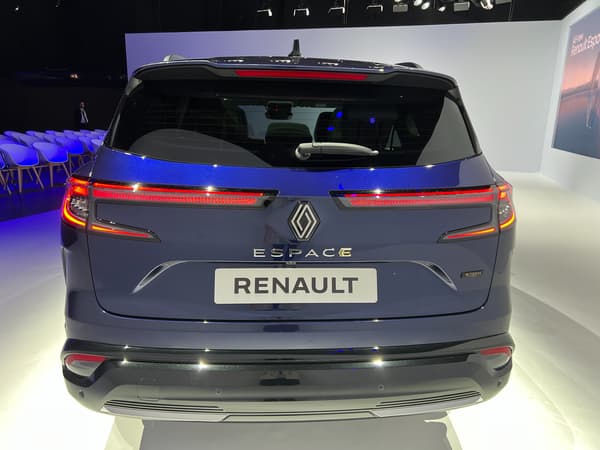 Avec cette nouvelle génération, Renault veut retrouver la voie du succès commercial: la précédente génération d'Espace s'est 4 fois moins vendue que celle d'avant.
