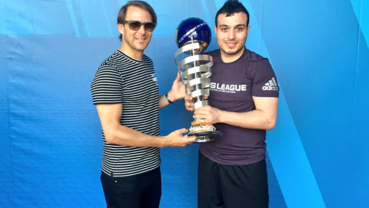 Walid savoure son deuxième titre mondial consécutif aux côtés de l'ancienne star de Valence Gaizka Mendieta Walid savoure son deuxième titre mondial consécutif aux côtés de l'ancienne star de Valence Gaizka Mendieta