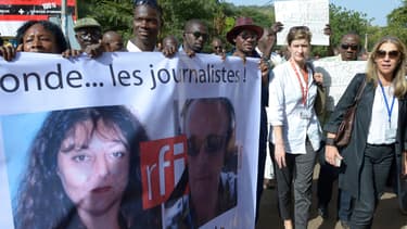 La directrice de France Médias Monde, Marie-Christine Saragosse, et la directrice de RFI, Cécile Megie, marchent aux côtés de journalistes maliens, lundi, à Bamako, pour rendre hommage aux deux journalistes français assassinés.