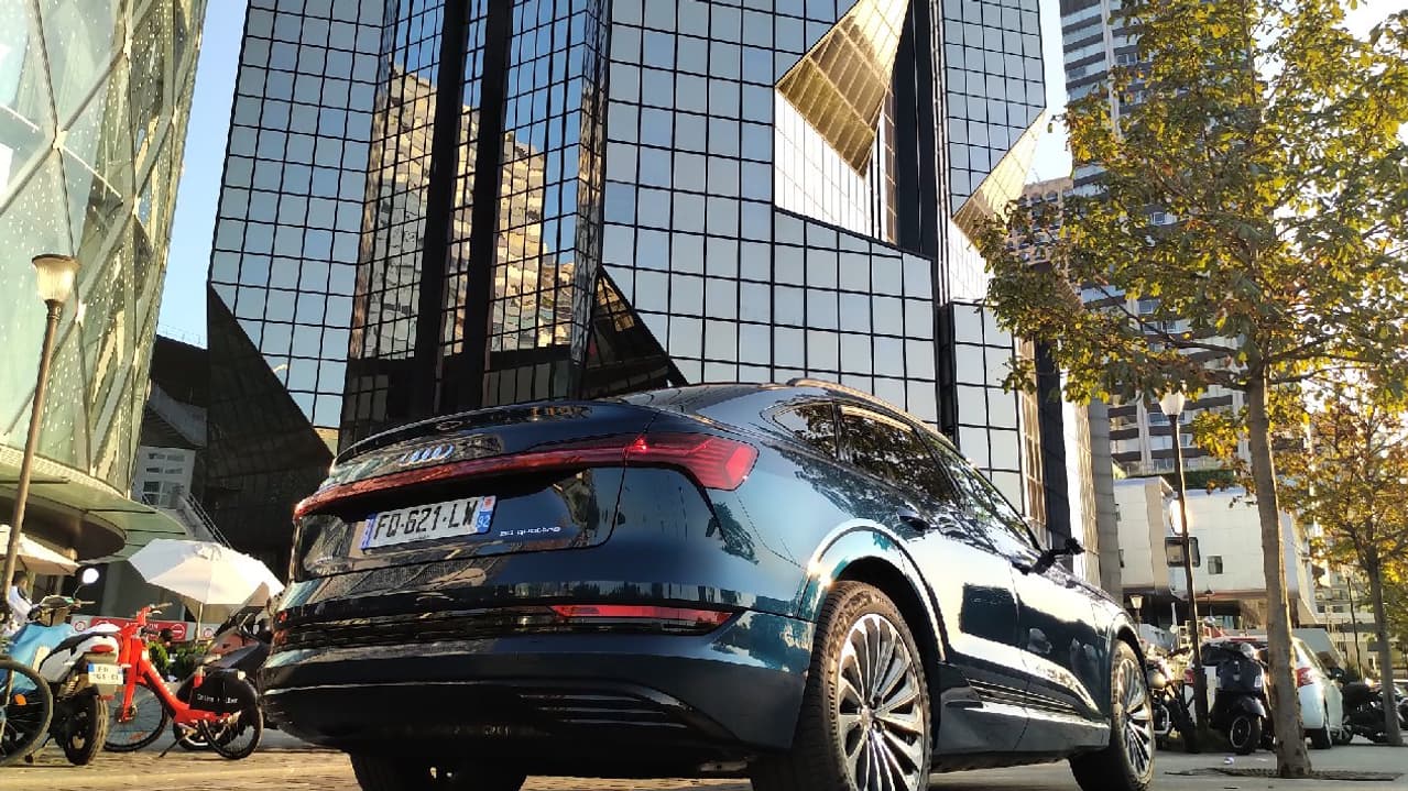 Dans la version Sportback, l'E-tron adopte une allure plus sportive. Dans la version Sportback, l'E-tron adopte une allure plus sportive.