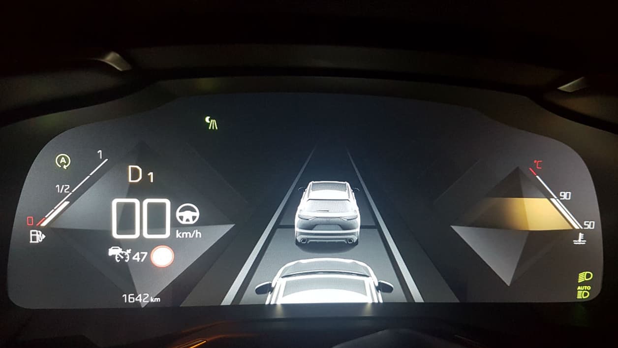 Le DS7 Crossback offre de nombreuses aides à la conduite comme le suivi des lignes de la route avec une trouvaille à faire rougir Tesla!