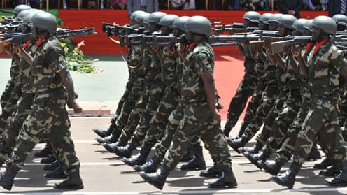 Soldats maliens défilant en septembre 2010.