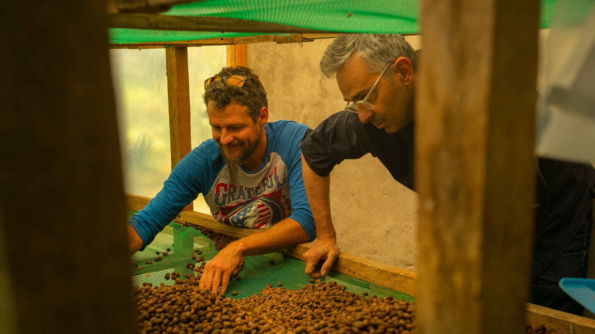 Christophe Servell (à droite) se rend sur une plantation