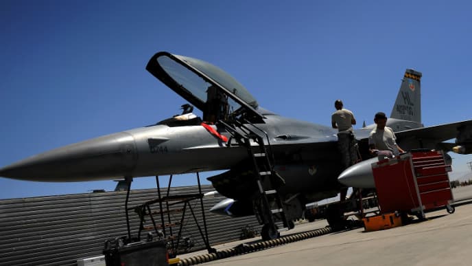 Deux membres du personnel de l'US Airforce inspectent un F-16 (photo d'illustration).