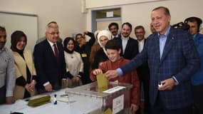 Recep Tayyip Erdogan vote à Istanbul, le 16 avril 2017. 