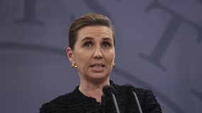 La Première ministre danoise Mette Frederiksen s'exprime lors d'une conférence de presse sur la situation de la pandémie de Covid-19 à Copenhague, le 17 décembre 2021.