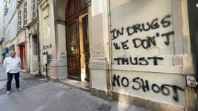 Des tags au 110 rue de la Libération dans le 4e arrondissement de Marseille (Bouches-du-Rhône), dénonçant le projet d'ouverture d'une salle de shoot.