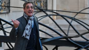 Serge Papin, ministre des Petites et moyennes entreprises, du Commerce, de l'Artisanat, du Tourisme et du Pouvoir d'achat, descend les marches du palais présidentiel de l'Élysée après le Conseil des ministres, à Paris, en France, le 19 janvier 2026.