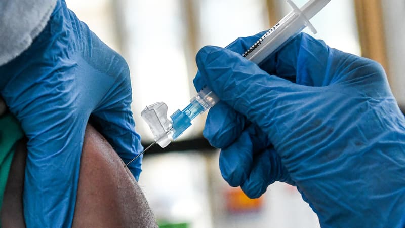 Un vaccin contre le Covid-19 administré à Miami, le 14 avril 2021