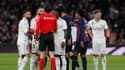 Les joueurs du Real discutent avec l'arbitre lors du Clasico face au Barça, le 3 mars 2023