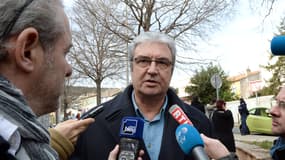 Le sénateur LR des Bouches-du-Rhône, Patrick Boré, en train de répondre à des questions de journalistes, le 5 janvier 2016 à La Ciotat. 