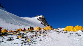 Des déchets laissés au milieux des tentes, sur le mont Everest, en mai 2018. (photo d'illustration)
