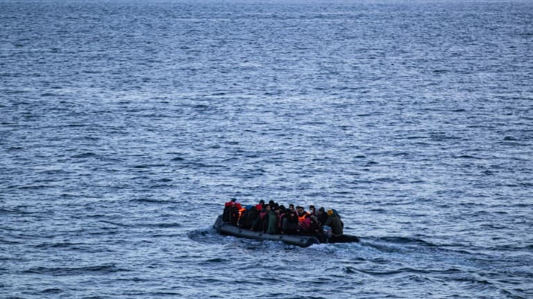 Des migrants dans un bateau pneumatique tentent la traversée de la Manche, le 15 mars 2022 