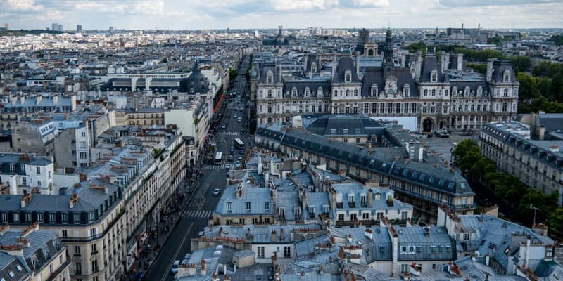 La vignette Crit'Air, obligatoire en semaine et en journée à Paris depuis ce lundi 16 janvier, marque le début d'une réduction progressive de l'accès des voitures à la capitale.