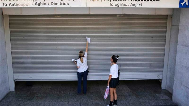Une station de métro à Athènes. Un appel à la grève a été lancé dans le secteur public grec pour protester contre le projet du gouvernement de supprimer plusieurs milliers d'emplois. /Photo prise le 16 juillet 2013/REUTERS/Yannis Behrakis